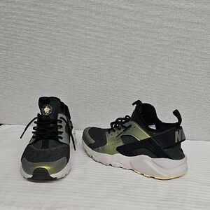 Nike Men’s Sneakers Black and Olive Green